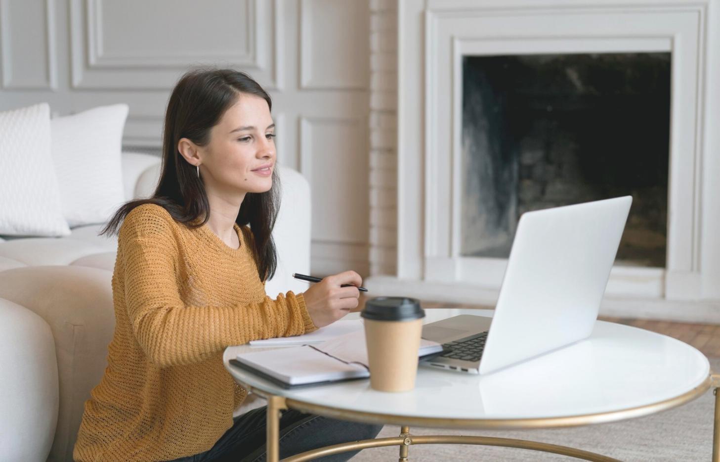 Espace de travail organisé avec documents financiers