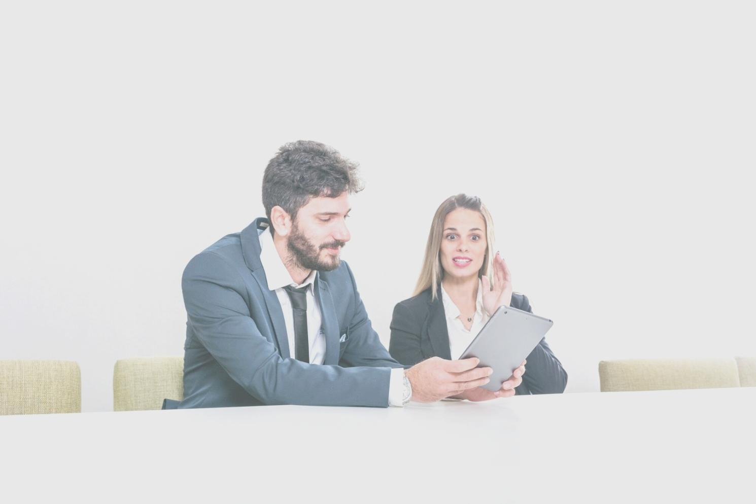 Participant analysant ses finances personnelles avec un tableau de suivi